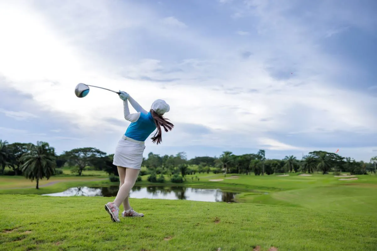 ゴルフ飛距離アップ完全ガイド|ドライバーを飛ばす柔軟性&体幹トレと自宅メニュー