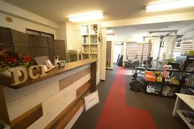 吉祥寺本店の店舗外観とトレーナー